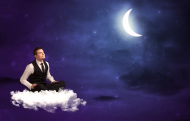 bulut üzerinde oturan adam