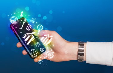 Finans ve pazar simgelerine ve sembollerine sahip akıllı telefon