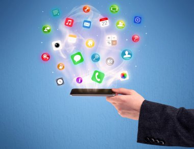 Tablet telefon app simgeleri ile tutan el