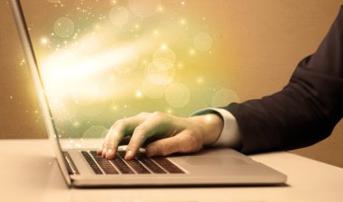 İşadamı laptopta hızlı çalışıyor.