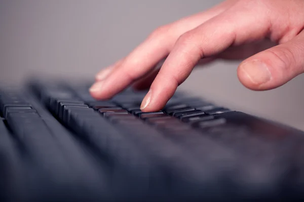 Fechar a mão pressionando botões de teclado — Fotografia de Stock