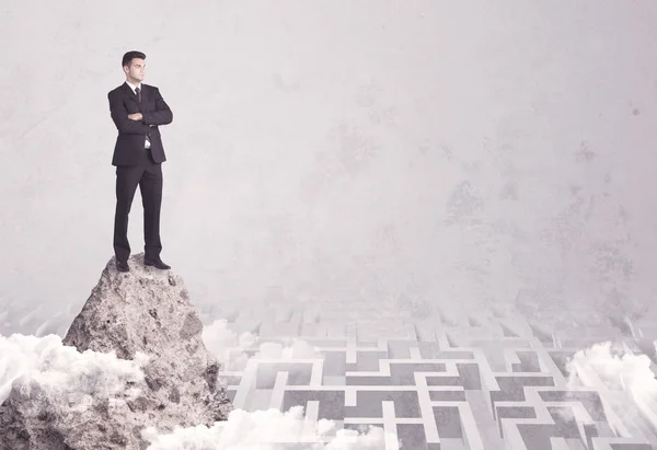 Empresário em penhasco acima do labirinto — Fotografia de Stock