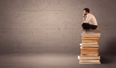 Kitaplar üzerinde oturan işadamı