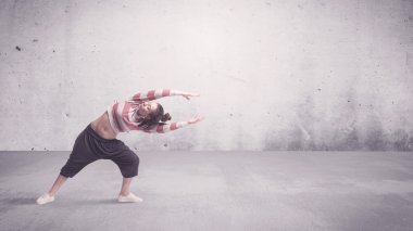 Boş geçmişi olan güzel bir şehir dansçısı.