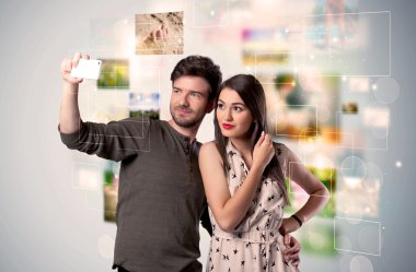 Mutlu genç çift selfie çekiyor.