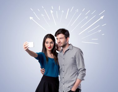 Oklarla selfie çeken sevimli bir çift.