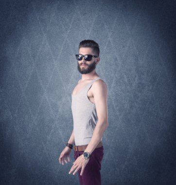 Zarif kıyafetler giymiş sakallı hippi.