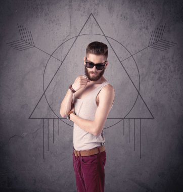 Sıradan komik erkek cep telefonu kullanıyor.