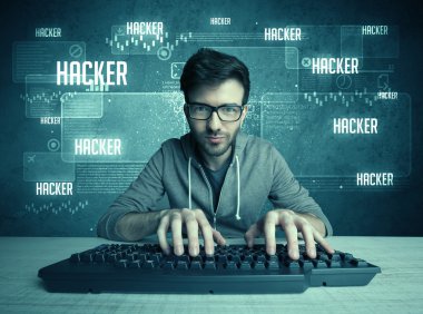 Klavye ve gözlüklü bir bilgisayar korsanı.