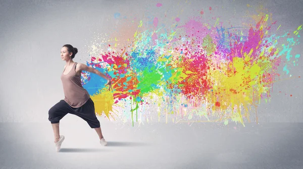 Giovane ballerina di strada colorata con spruzzi di vernice — Foto Stock