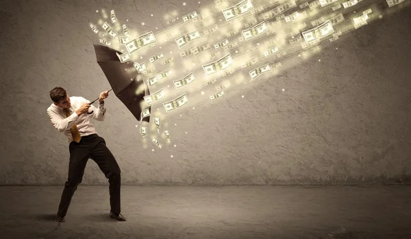 Üzletember kezében esernyő ellen dollár eső koncepció — Stock Fotó