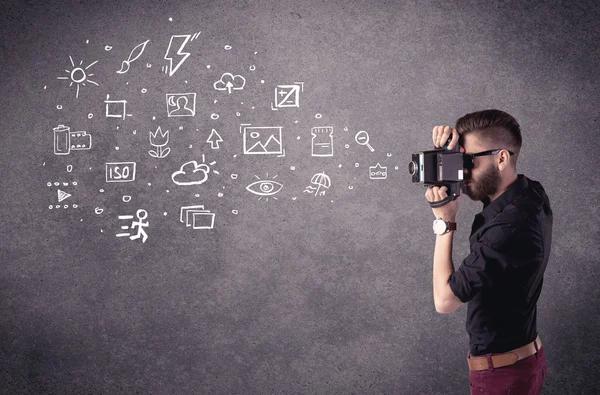 Elegante chico con barba aprendiendo fotografía — Foto de Stock