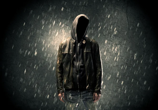 어둠 속에 서 있는 익명의 용의자 — 스톡 사진