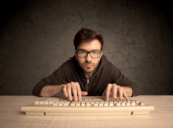 Geek ordinateur tapant sur le clavier — Photo