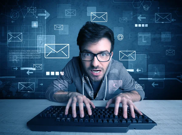 Intruso hacking conceito de senhas de e-mail — Fotografia de Stock