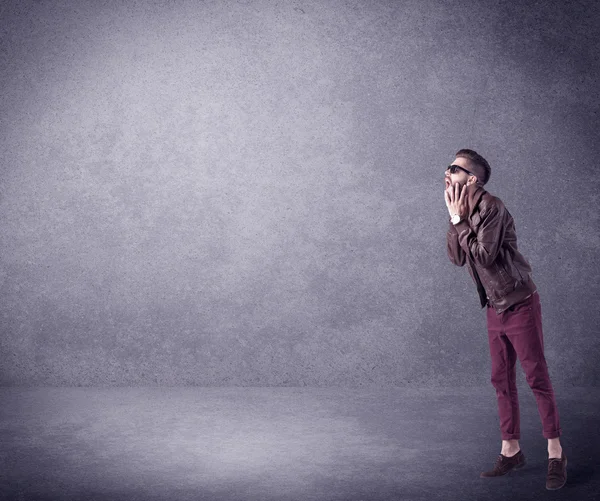 Fashion model shouting in empty space — Stock Photo, Image