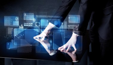 Teknoloji akıllı tablo arabirimi basarak adam