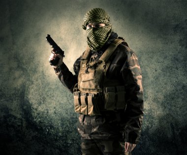 Eski adam Maskeli silahlı askerlerle portresi