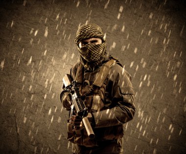 Tehlikeli ağır silahlı terörist asker grungy ra maske ile