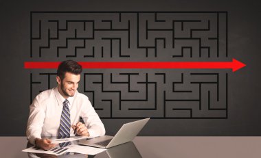 işadamı ile arka planda çözülen bulmaca