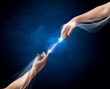 Uzayda parmakları birbirine bağlayan eller