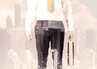 Şehir manzarası örtüşen yakışıklı bir iş adamı.