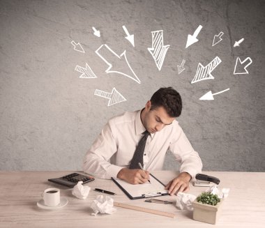 Meşgul ofis çalışanı ile çizilen okları