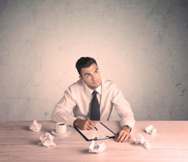 Ofis masasında çalışan bir iş adamı.