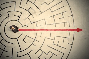 Dairesel bir labirent ortasında duran iş kişi