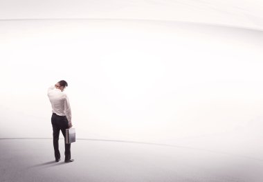 Çantası yerinde duran bir iş adamı.