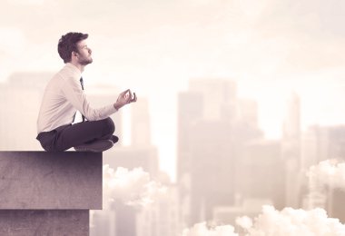 Çatıda oturan barışçıl satış elemanı.