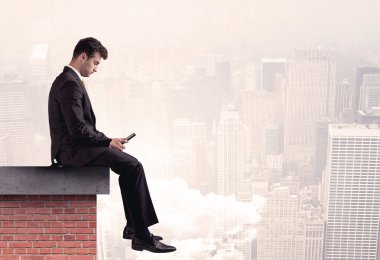 Şehirde çatıda oturan ofis çalışanı