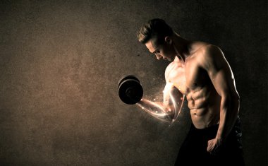 Vücut geliştirici enerji dolu beyaz çizgiler konseptiyle ağırlık kaldırıyor