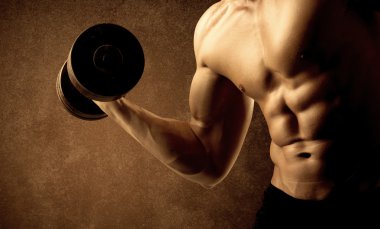 Kas formundaki vücut geliştirici sporcu ağırlık kaldırıyor 