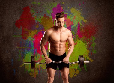 Renkli duvarı ve kilosu olan güçlü bir adam.