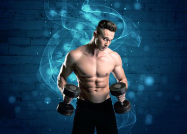 Çekici güçlü fitness adamı ağırlık kaldırıyor.