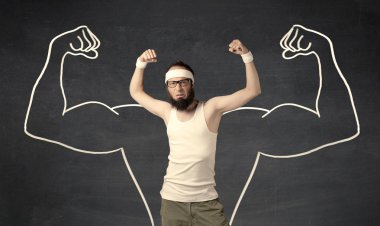 Çekici kasları olan zayıf genç bir adam.