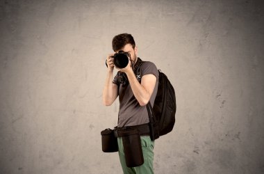 Kamera tutan hobi fotoğrafçısı