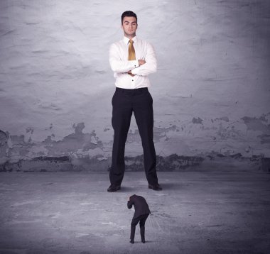 Kızgın büyük müdür küçük iş adamına bakıyor.