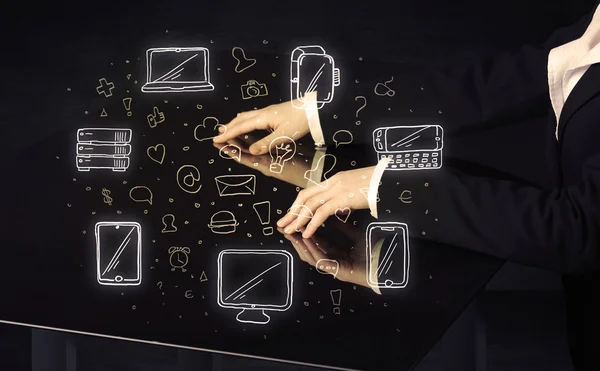 Tablo tablet el dokunmatik arayüzü medya simgeleri ile basarak adam — Stok fotoğraf