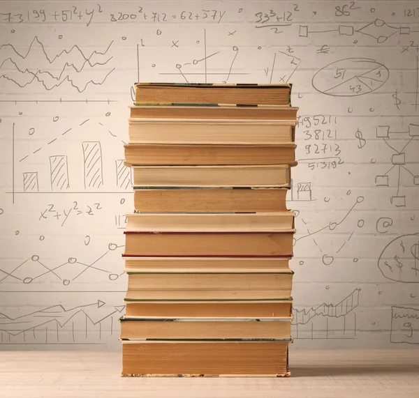 Kupa książek ze wzorami matematycznymi napisanymi w stylu bazgrołów — Zdjęcie stockowe