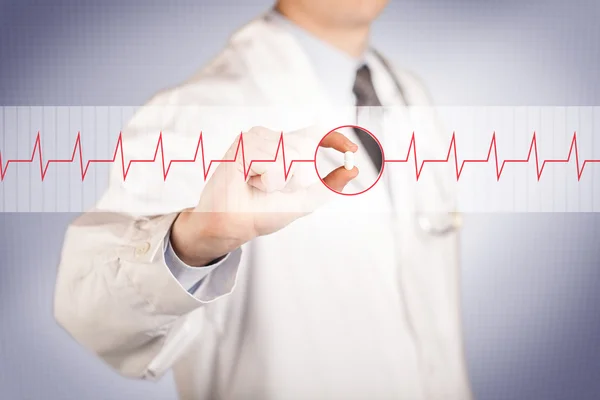 Doktor držící pilulku na srdce — Stock fotografie
