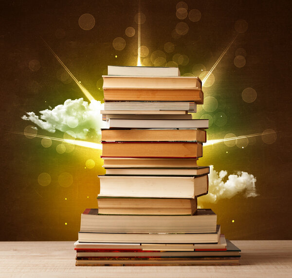 Волшебные книги с лучами волшебных огней и красочных облаков