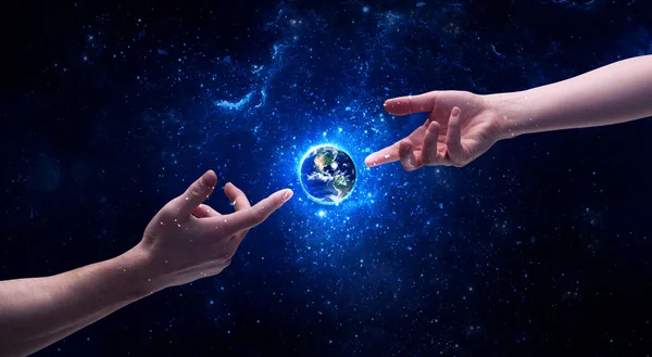 Eller uzayda Dünya 'ya dokunuyor