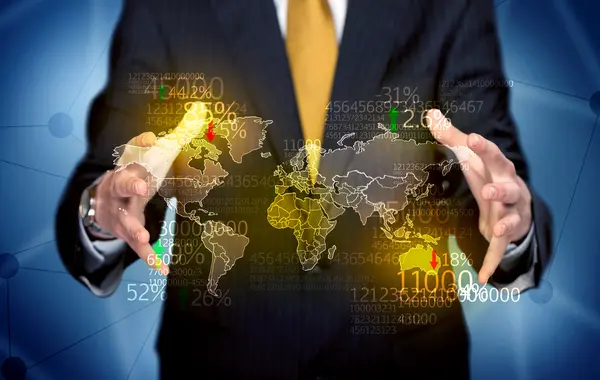 Homme d'affaires détenant la carte des statistiques terrestres — Photo