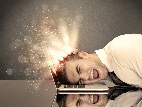 ライトとキーボードを持つ怒っているビジネスマン — ストック写真