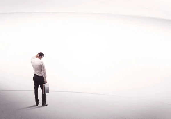 Businessman with briefcase standing still — Stock Photo, Image