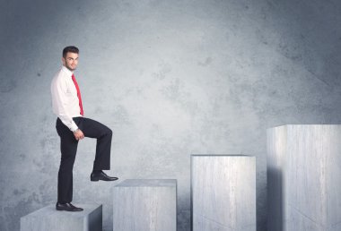 Bir merdiven çıkıyorum