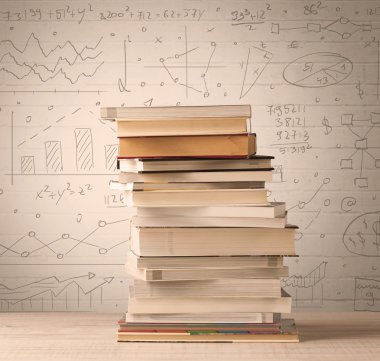 Karalama stilinde yazılmış matematik formülleri olan bir yığın kitap.