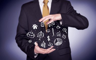 Avuçlarında çizim simgeleri olan bir ofis çalışanı
